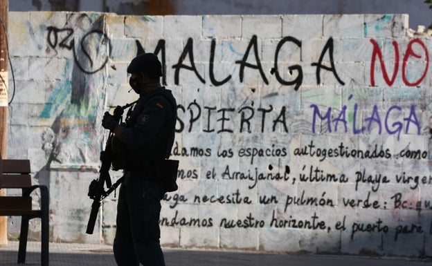 Un agente, frente a uno de los murales de Lagunillas. 