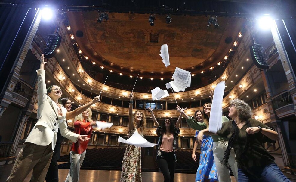 De izquierda a derecha, Reyes Oteo, Silvia Olivero, Inmaculada Godoy, María del Mar Muñoz, Cristina Gallego, Isabel Royán, Ana Blanco y Diana Pérez Custodio en el escenario del Teatro Cervantes. 