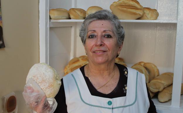 Imagen principal - Paqui Astorga enseña el típico mollete de la panadería. Abajo, panes de canto y lisos.