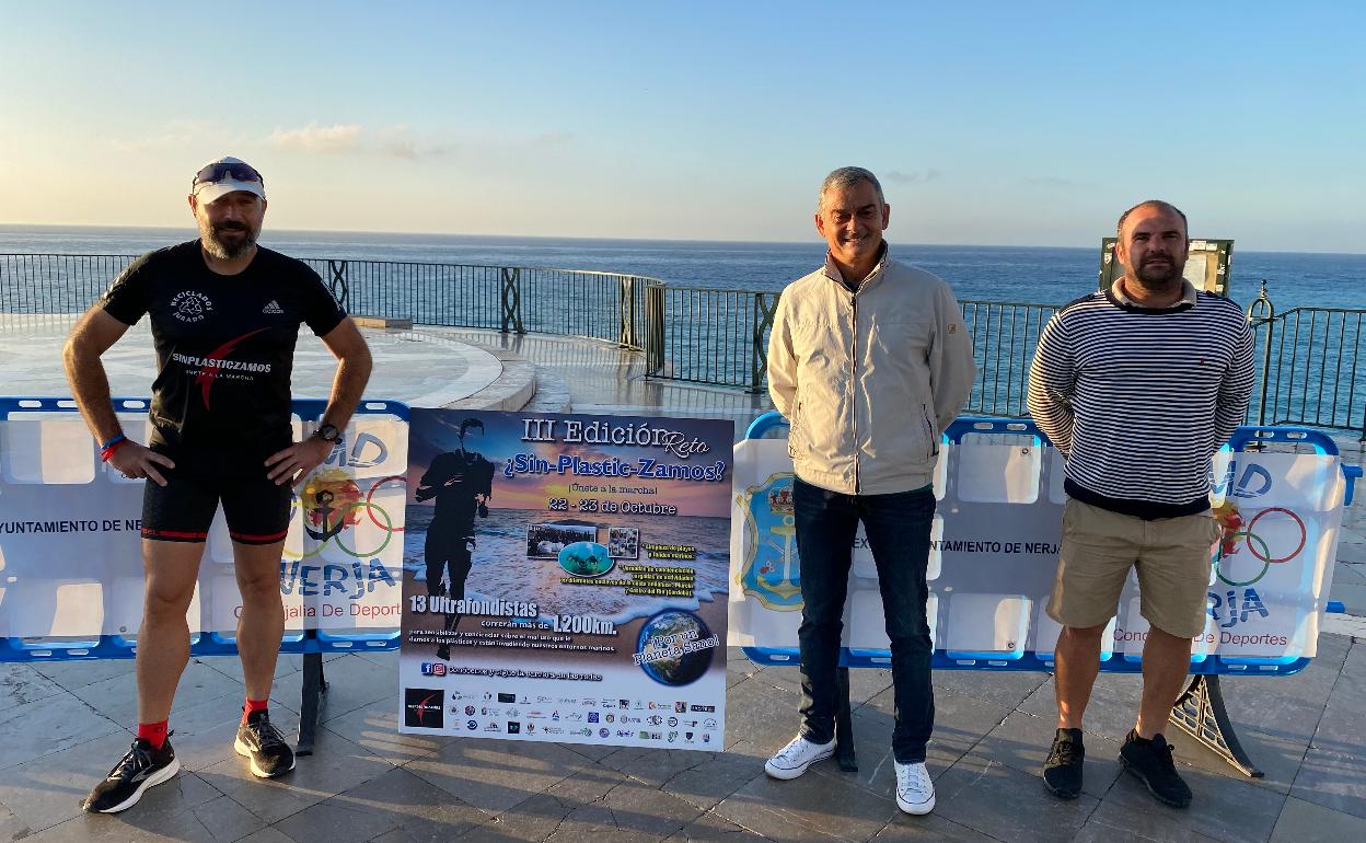 José Carlos Gómez, junto al concejal de Deportes nerjeño, Daniel Rivas, y el coordinador de instalaciones, Juanjo Bautista, este viernes en el Balcón de Europa, instantes antes de la salida del deportista. 