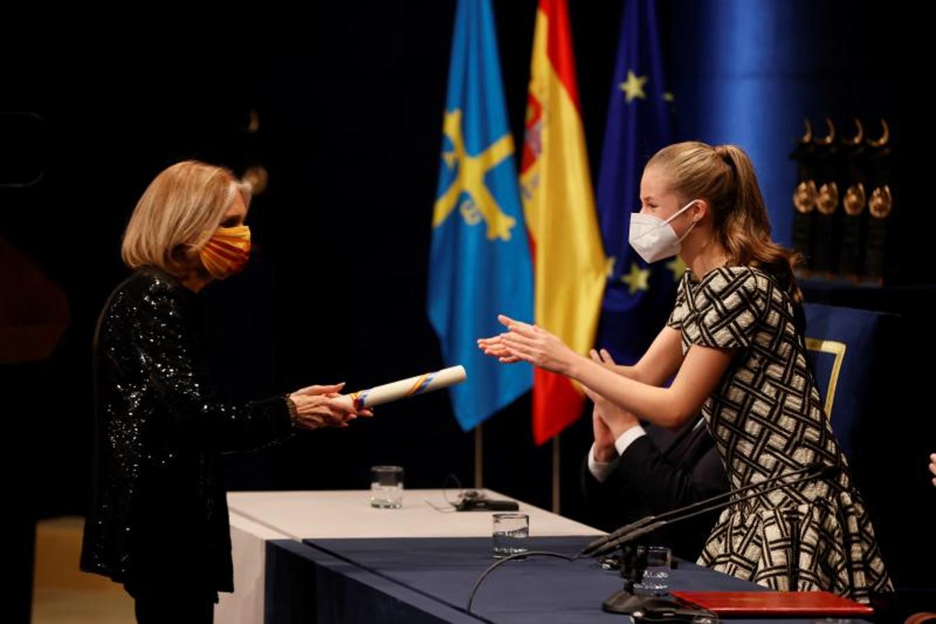 La Princesa de Asturias entrega el diploma a Gloria Steinem, premio Princesa de Asturias de Comunicación y Humanidades. 