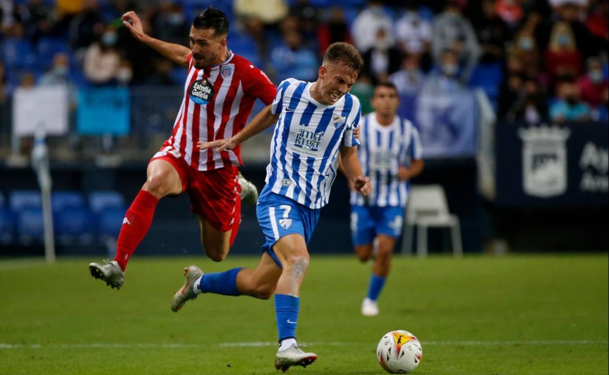 Paulino se marcha hacia la meta del Lugo tras superar a Xavi Torres. 