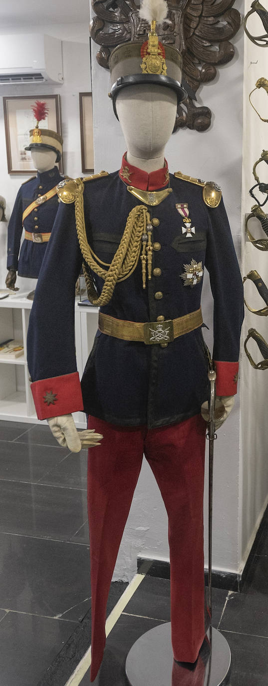 En un edificio de la plaza San Francisco de la capital está una de las colecciones privadas de trajes militares más importantes de España