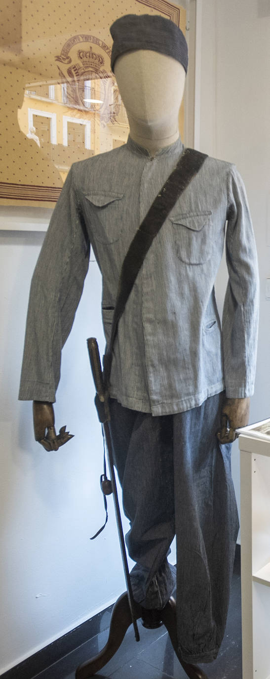 Uniforme de rayadillo de Ultramar con machete reglamentario, 1898.