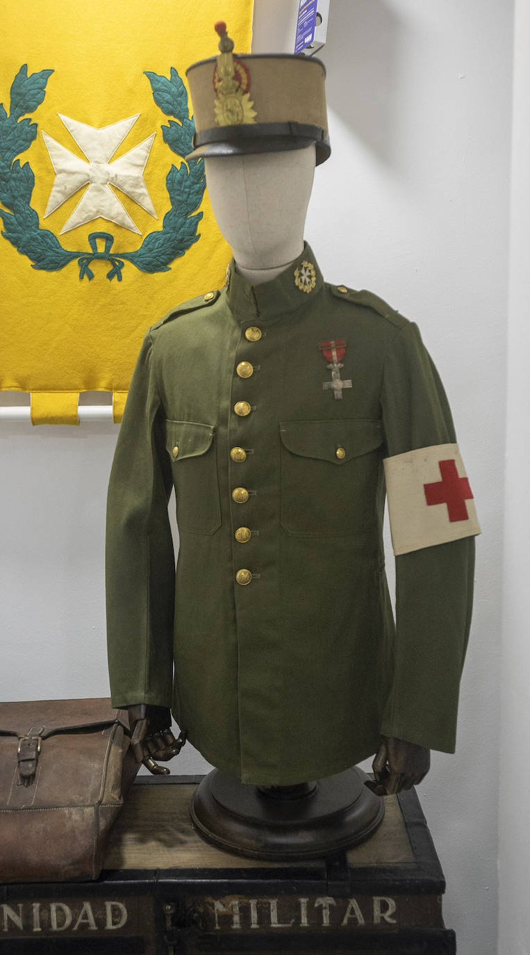 En un edificio de la plaza San Francisco de la capital está una de las colecciones privadas de trajes militares más importantes de España
