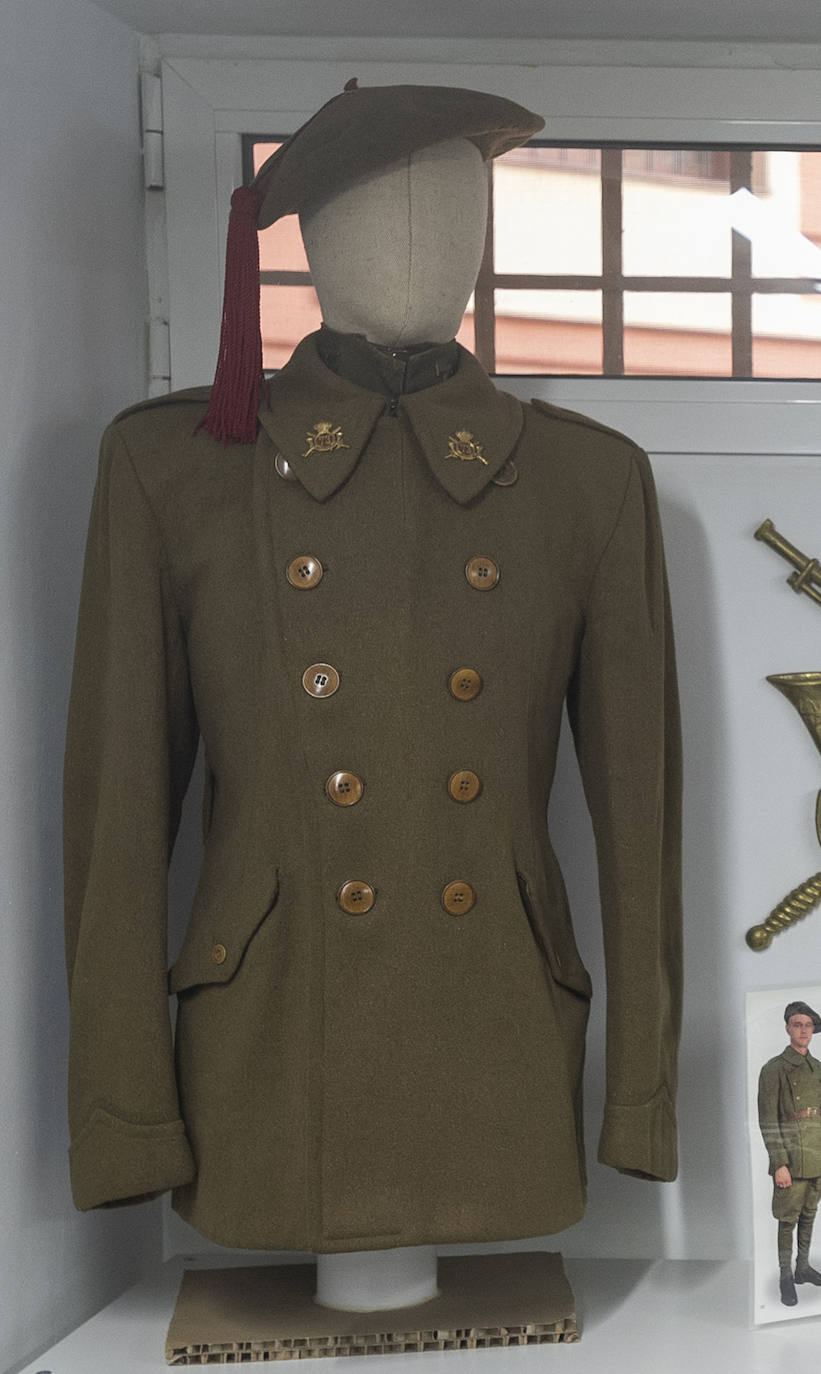 En un edificio de la plaza San Francisco de la capital está una de las colecciones privadas de trajes militares más importantes de España