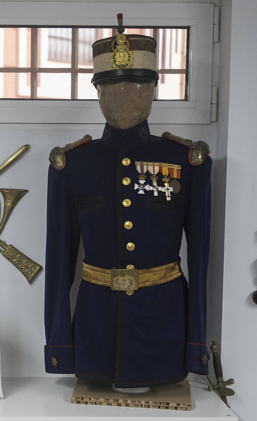 En un edificio de la plaza San Francisco de la capital está una de las colecciones privadas de trajes militares más importantes de España