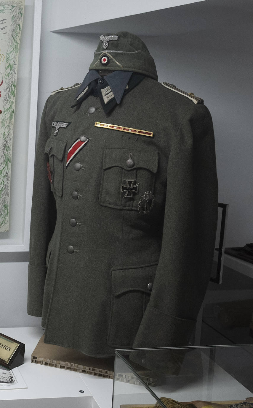 En un edificio de la plaza San Francisco de la capital está una de las colecciones privadas de trajes militares más importantes de España