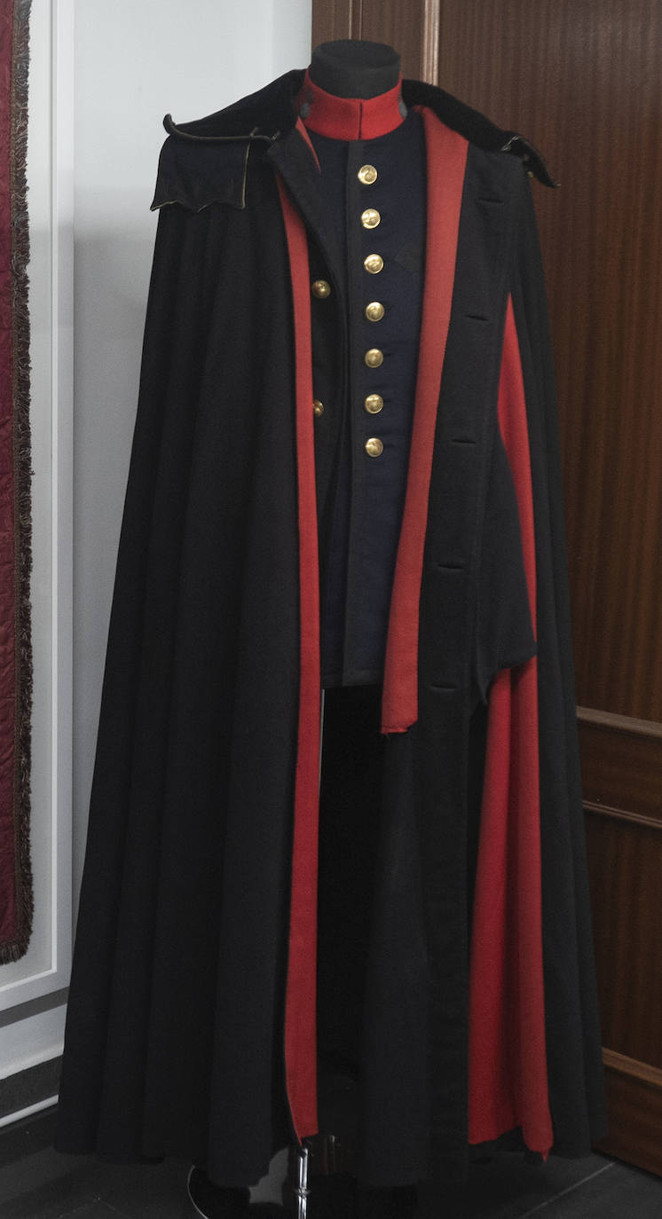 En un edificio de la plaza San Francisco de la capital está una de las colecciones privadas de trajes militares más importantes de España