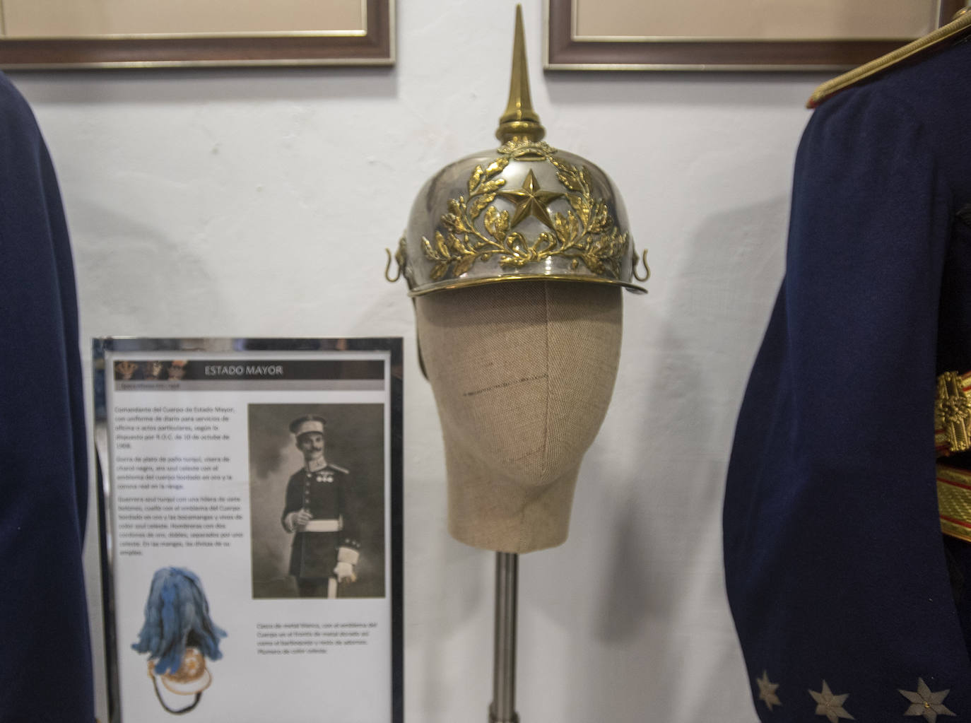 En un edificio de la plaza San Francisco de la capital está una de las colecciones privadas de trajes militares más importantes de España