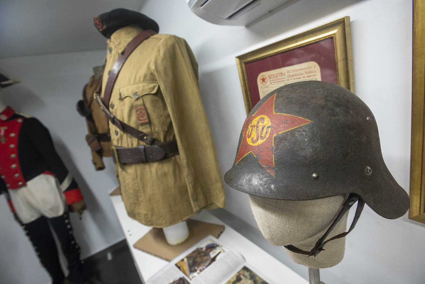 Casco de las Juventudes Socialistas Unificadas.