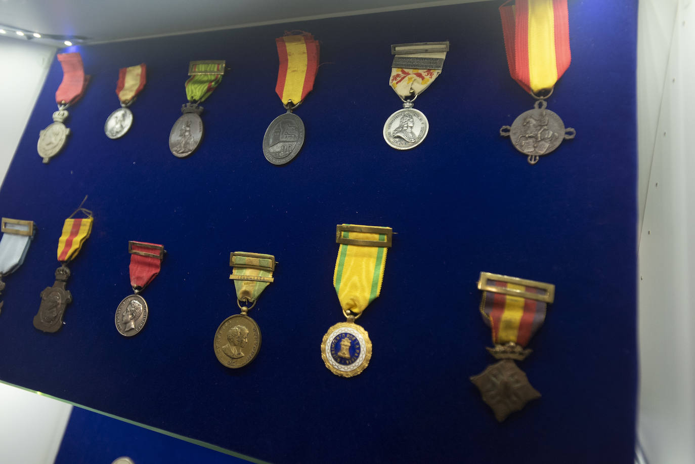 En un edificio de la plaza San Francisco de la capital está una de las colecciones privadas de trajes militares más importantes de España