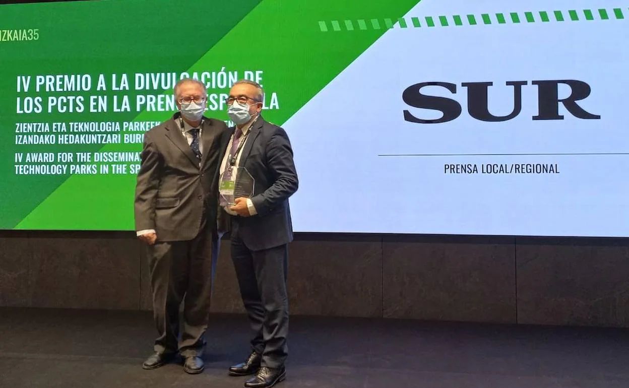 José Vicente Astorga, en representación de SUR, recoge el premio entregado por Felipe Romera. 
