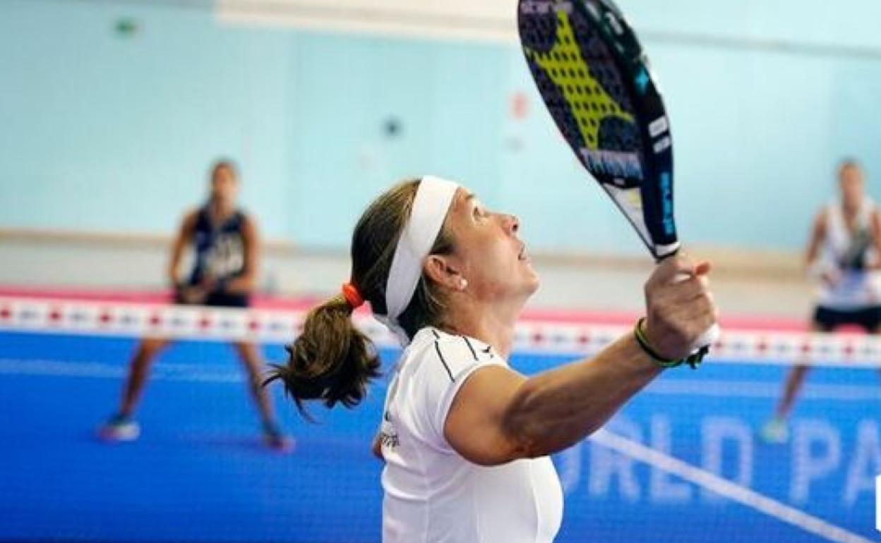 La malagueña Carolina Navarro, en un partido del World Padel Tour. 