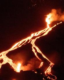Imagen secundaria 2 - Las bocas del volcán, vecinos pendientes de la evolución de las coladas y una imagen nocturna de las coladas.