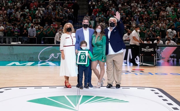 Cabezas, junto a sus padres, hermana y sobrino. 