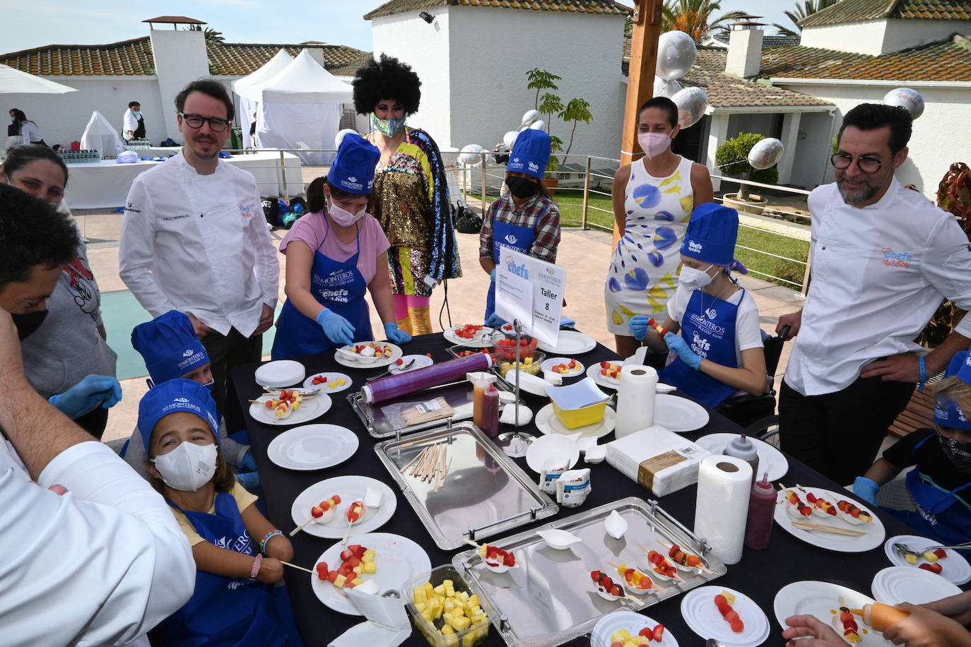 Niños de cinco colegios de la ciudad y de la Fundación Olivares han preparado platos fríos junto a una treintena de cocineros con estrella Michelin