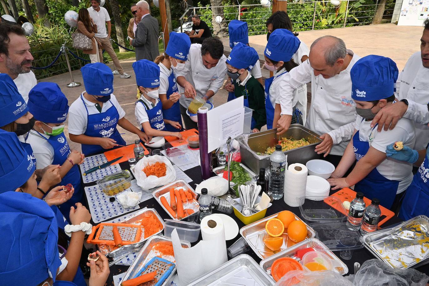 Niños de cinco colegios de la ciudad y de la Fundación Olivares han preparado platos fríos junto a una treintena de cocineros con estrella Michelin