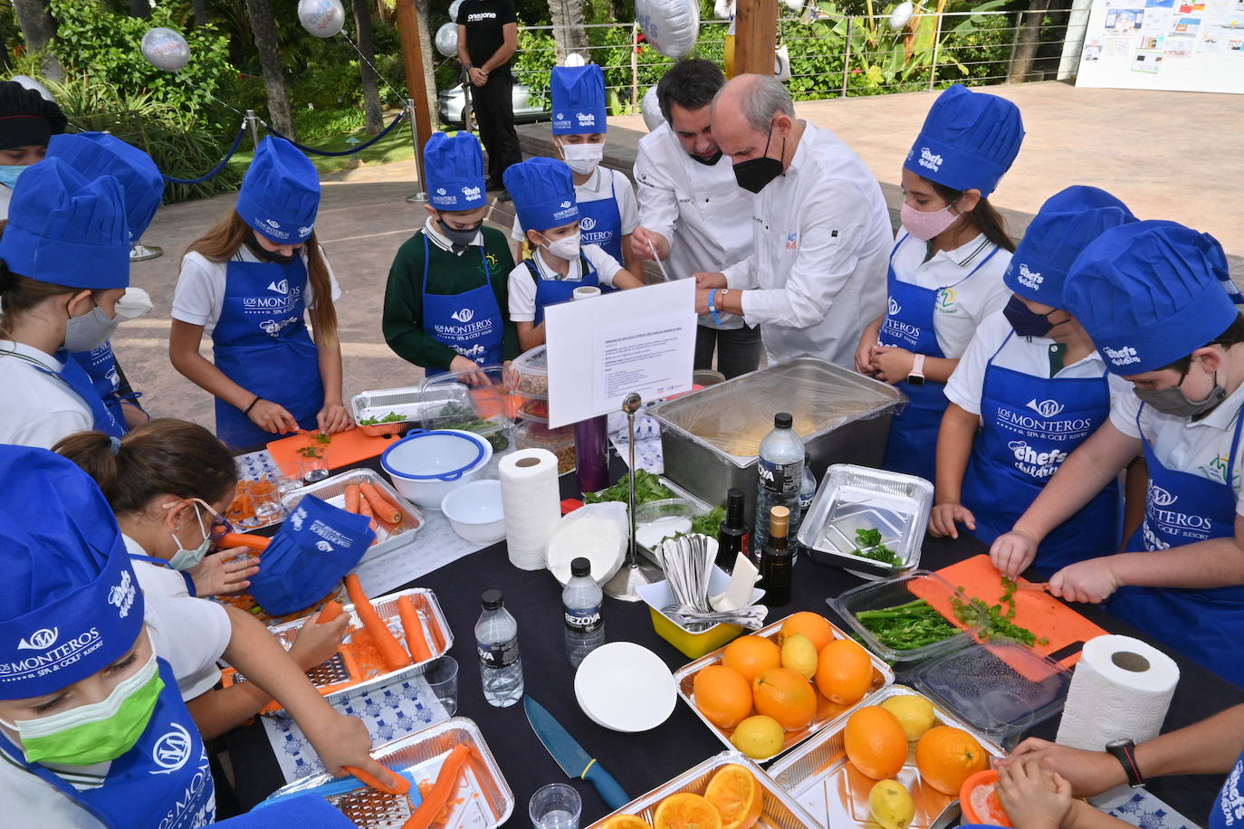 Niños de cinco colegios de la ciudad y de la Fundación Olivares han preparado platos fríos junto a una treintena de cocineros con estrella Michelin