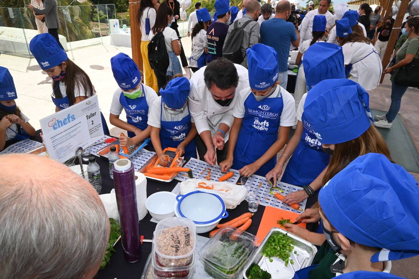 Niños de cinco colegios de la ciudad y de la Fundación Olivares han preparado platos fríos junto a una treintena de cocineros con estrella Michelin