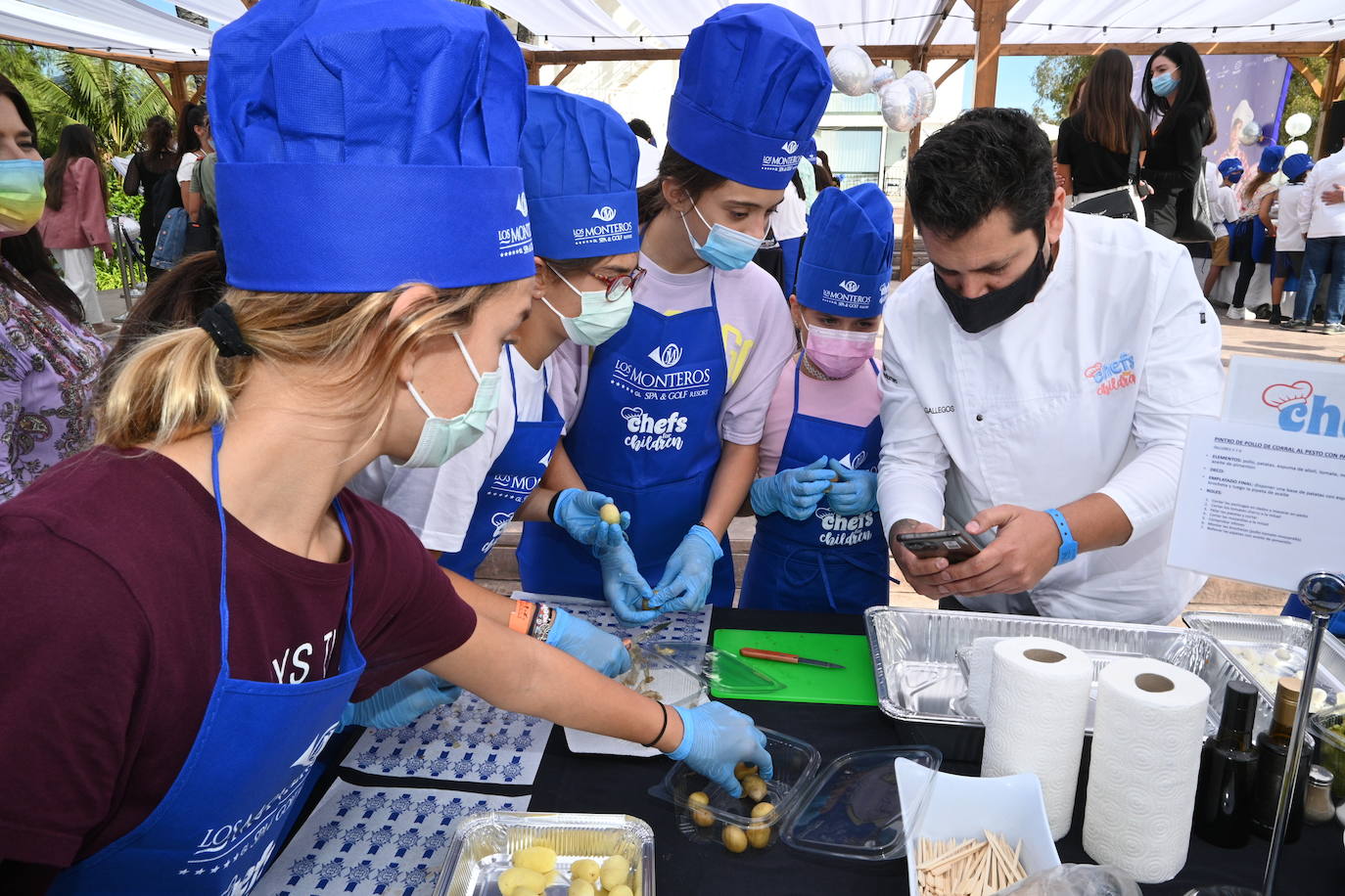 Niños de cinco colegios de la ciudad y de la Fundación Olivares han preparado platos fríos junto a una treintena de cocineros con estrella Michelin