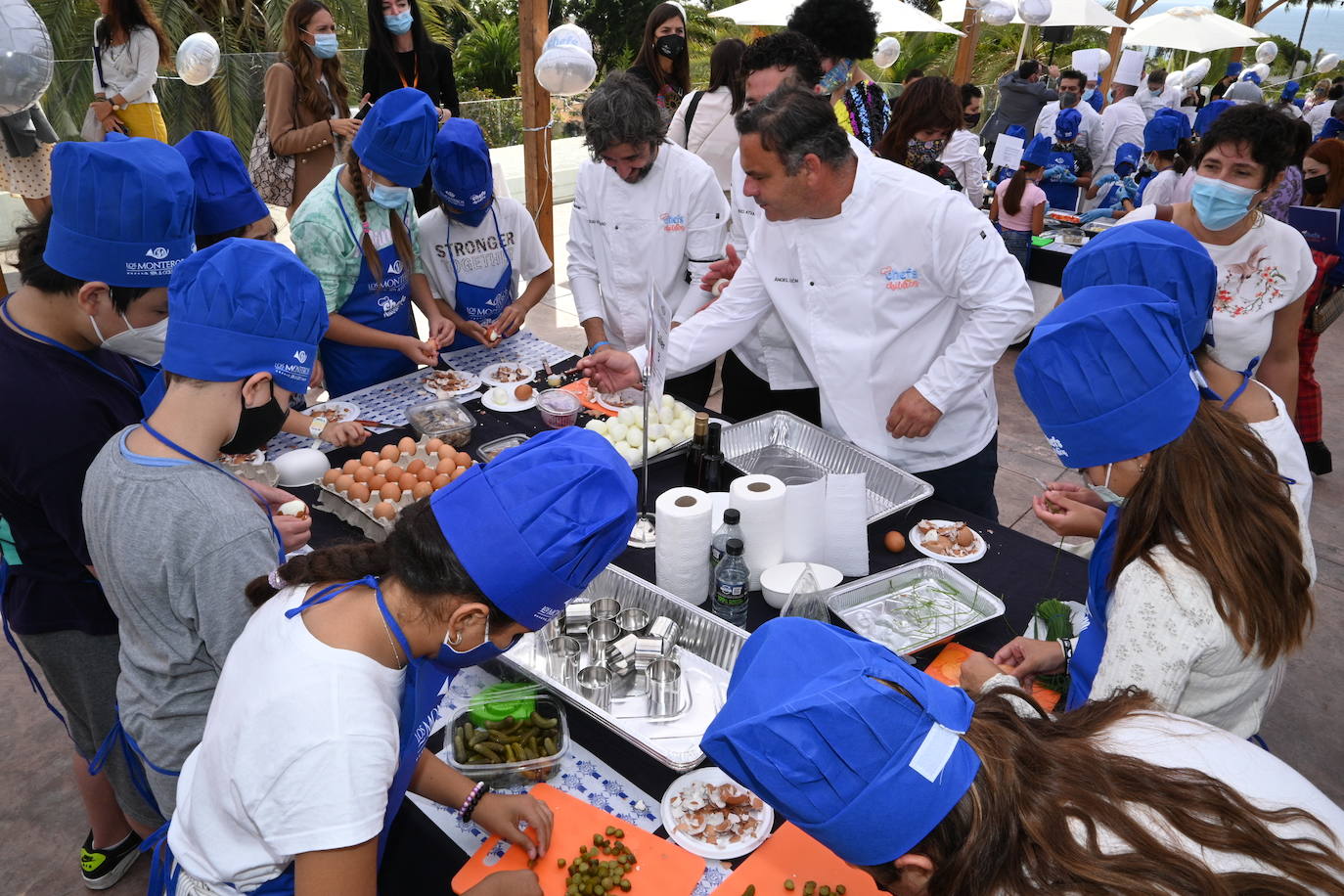 Niños de cinco colegios de la ciudad y de la Fundación Olivares han preparado platos fríos junto a una treintena de cocineros con estrella Michelin