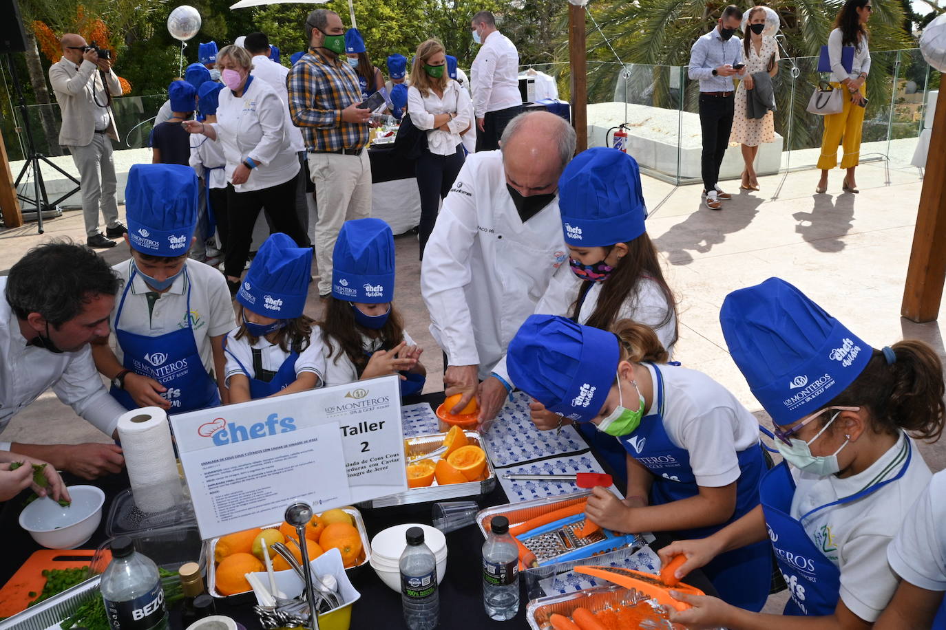 Niños de cinco colegios de la ciudad y de la Fundación Olivares han preparado platos fríos junto a una treintena de cocineros con estrella Michelin