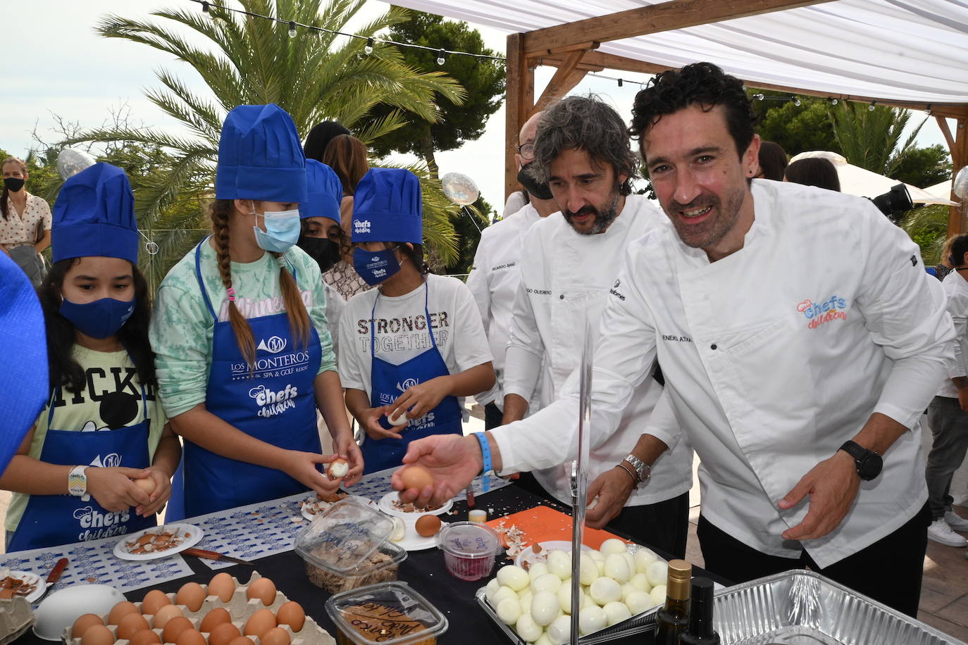 Niños de cinco colegios de la ciudad y de la Fundación Olivares han preparado platos fríos junto a una treintena de cocineros con estrella Michelin