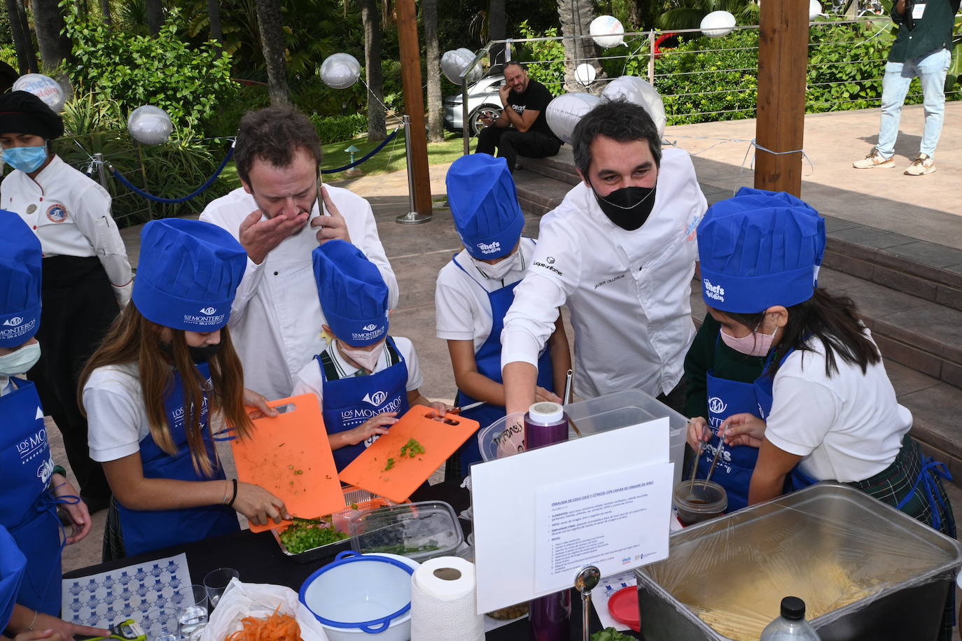 Niños de cinco colegios de la ciudad y de la Fundación Olivares han preparado platos fríos junto a una treintena de cocineros con estrella Michelin