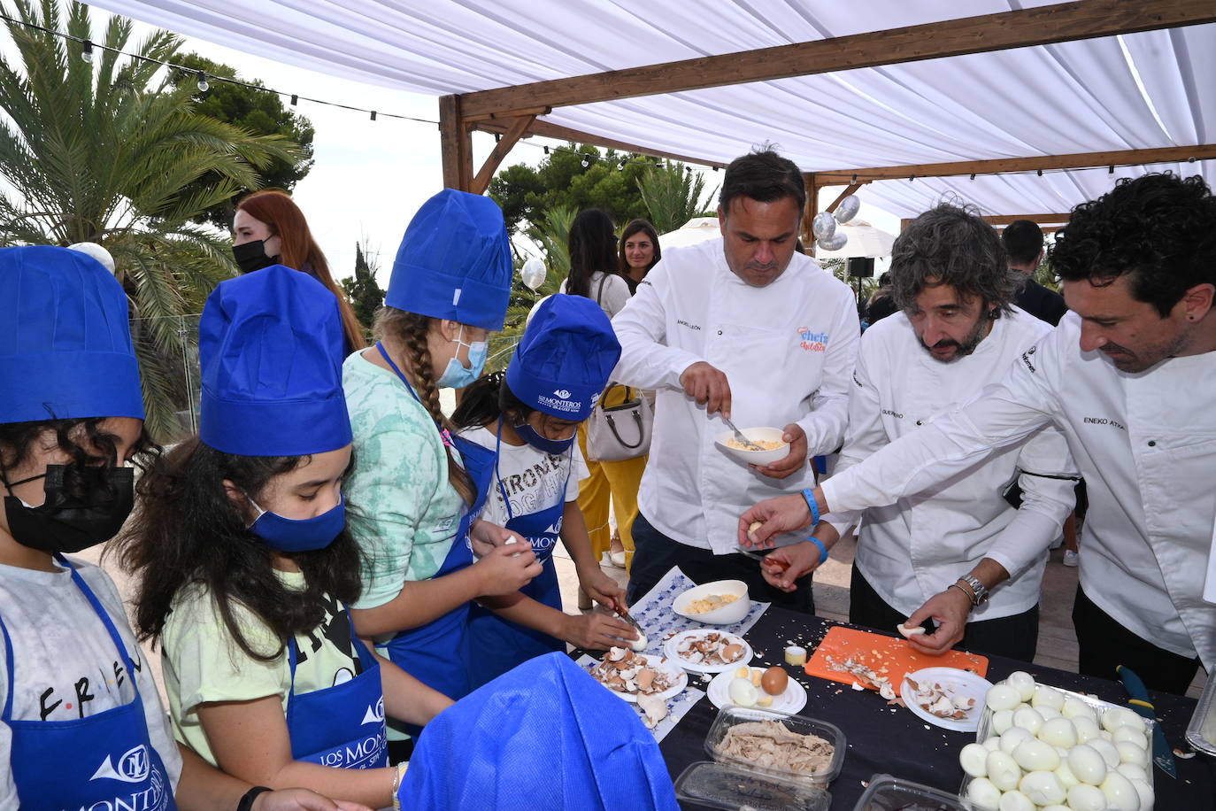 Niños de cinco colegios de la ciudad y de la Fundación Olivares han preparado platos fríos junto a una treintena de cocineros con estrella Michelin