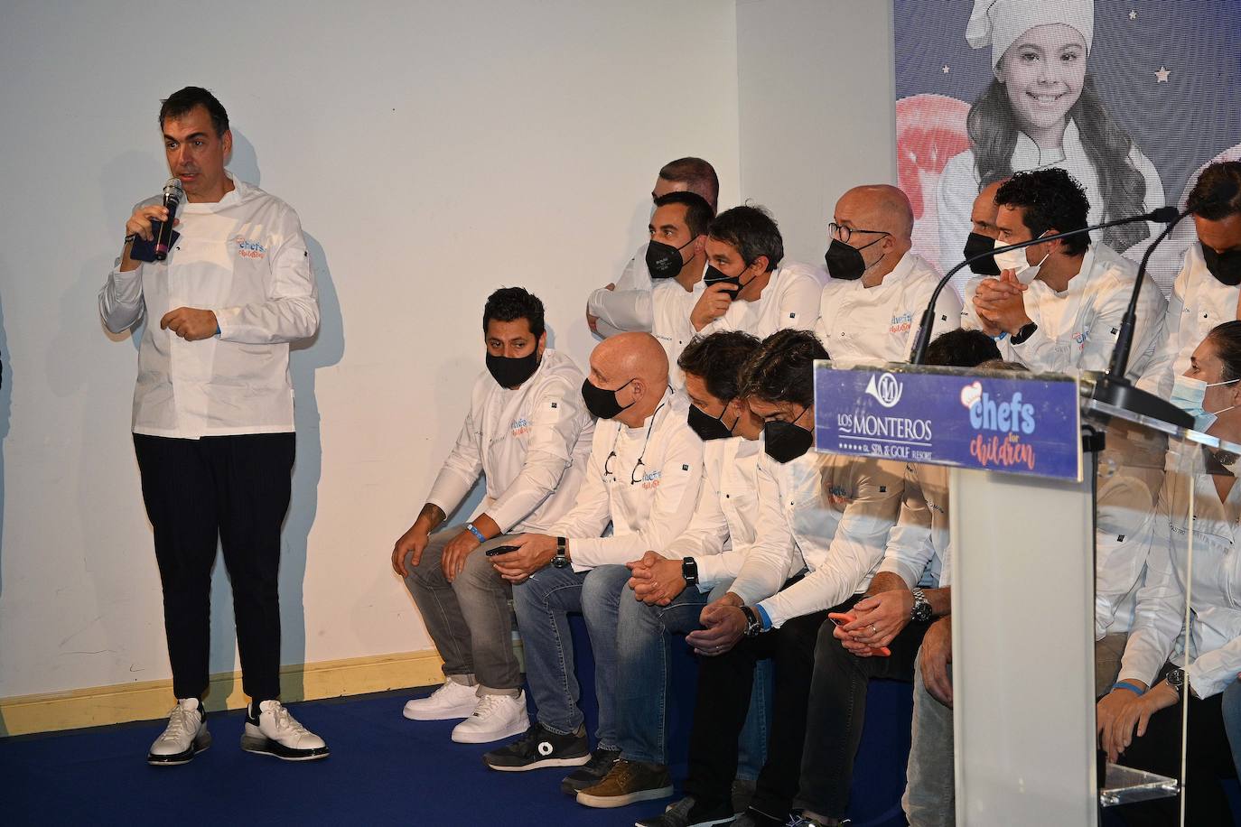 Niños de cinco colegios de la ciudad y de la Fundación Olivares han preparado platos fríos junto a una treintena de cocineros con estrella Michelin