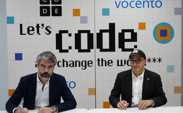 Firma del acuerdo entre Luis Enríquez, Consejero Delegado de Vocento y Hadi Partovi (CEO de Code).