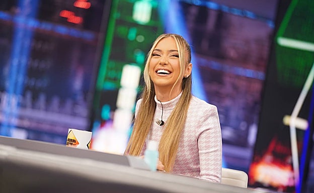 Ana Mena, de 'Se iluminaba' a cantarle al papa Francisco