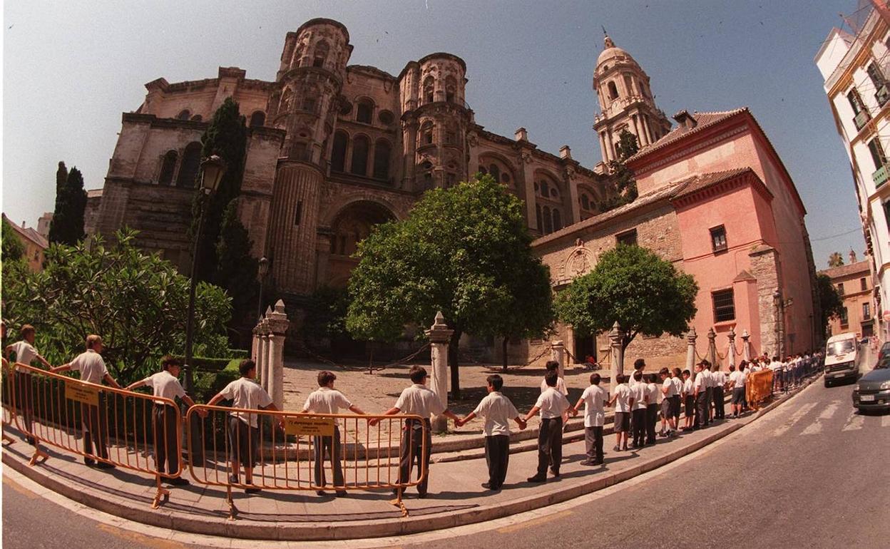 Niños abrazando la Catedral, dentro de la campaña que se llevó a cabo en 1996. 