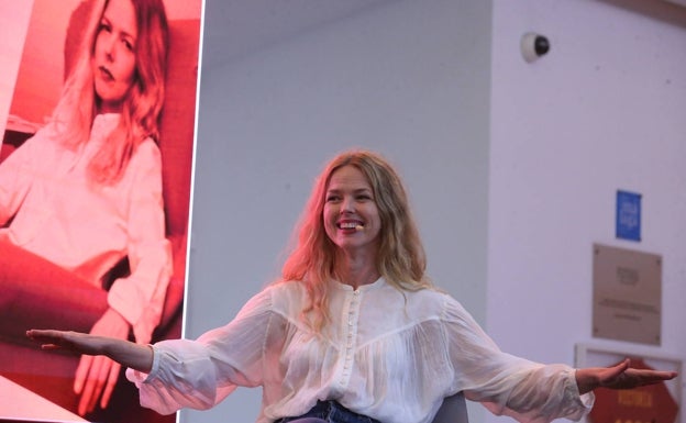 Christina Rosenvinge, durante su encuentro en la fábrica de Cervezas Victoria. 