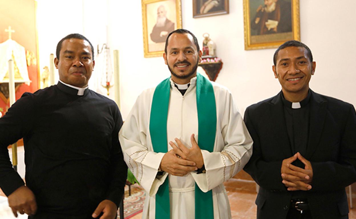 En el centro, el nuevo párroco del Salvador, entre los dos sacerdotes que le ayudarán en su labor pastoral en Antequera.