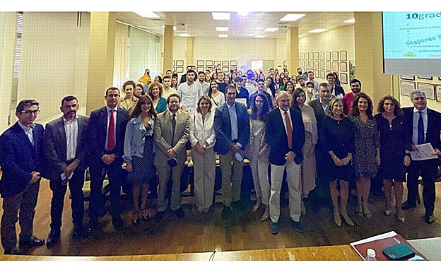 Empresarios, decanos y alumnos, en una foto de familia. 