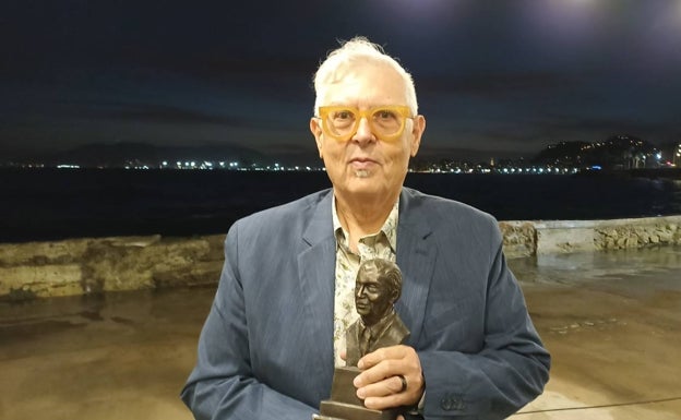 Víctor Rodríguez, sosteniendo su premio del XXIX Premio de Poesía Manuel Alcántara.