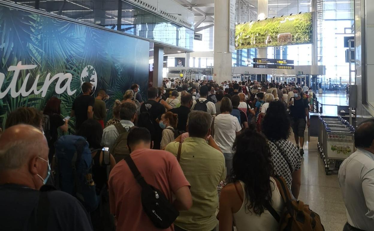 Imagen remitida por un lector afectado de las colas en los arcos de seguridad del Aeropuerto. 