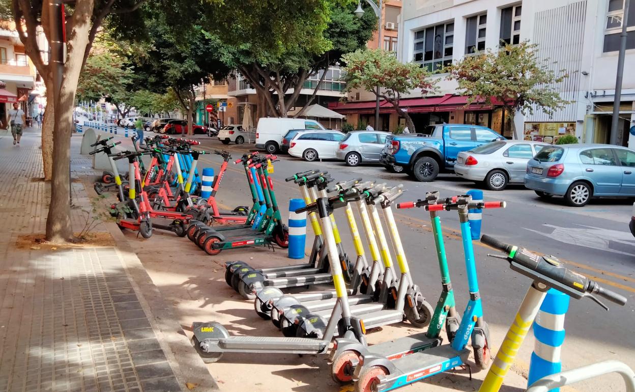 Aparcamiento de patinetes de alquiler en la Malagueta. 