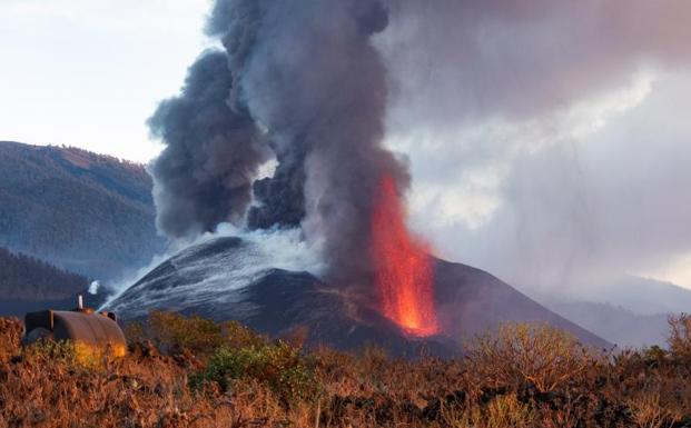 Imagen principal - El volcán mantiene la actividad y la incertidumbre de los vecinos. 