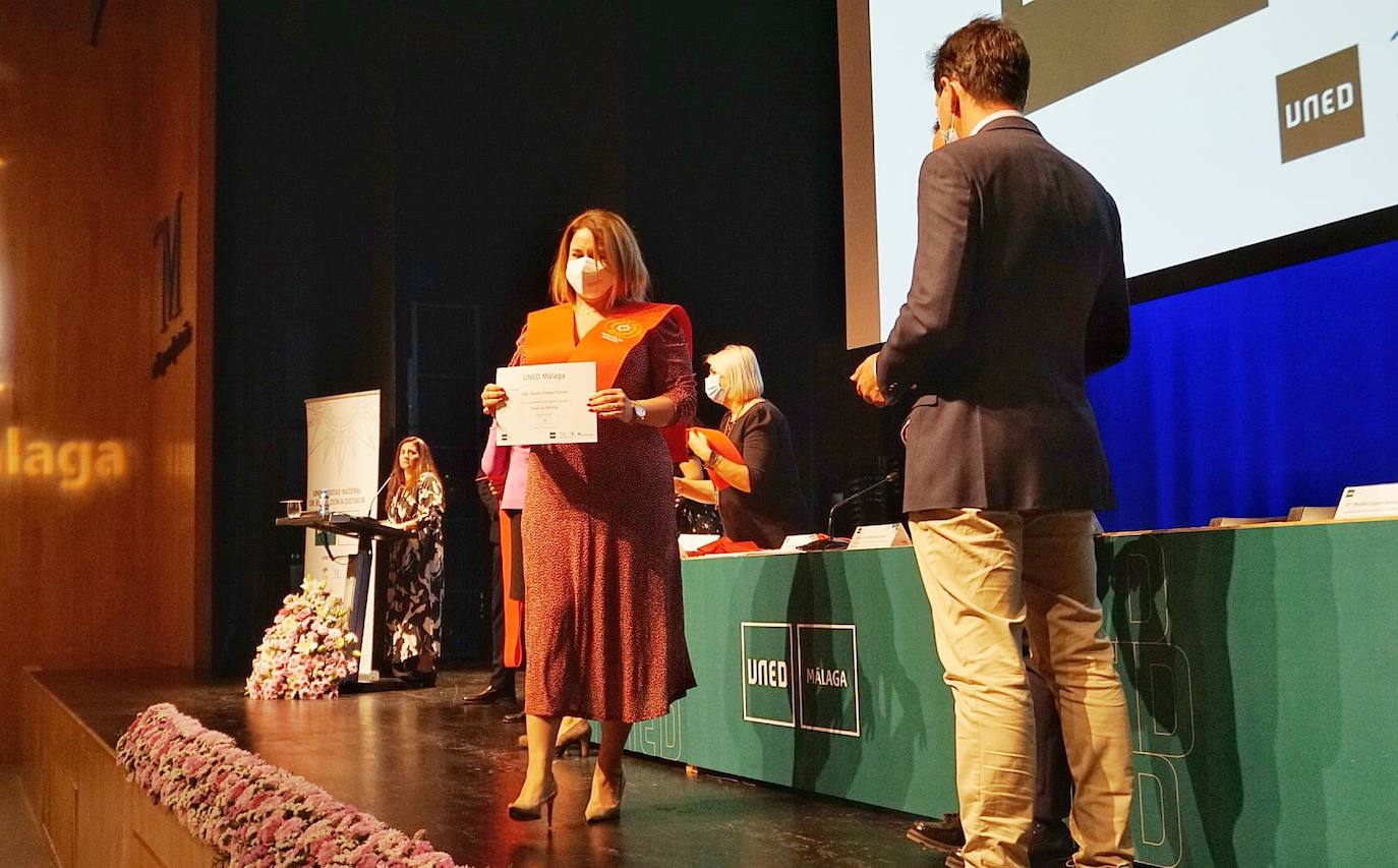 Entrega de diplomas a los alumnos graduados en la UNED en el curso 2020-21. 