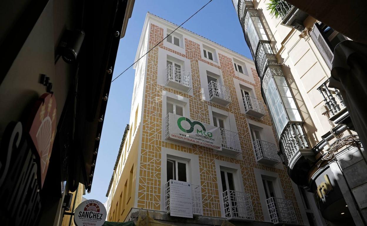 El edificio se encuentra ubicado en el número 8 de la calle Santa María. 