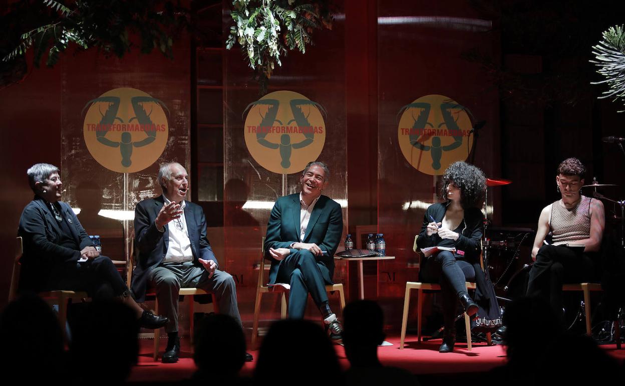 Mili Hernández, Eduardo Mendicutti, Boris Izaguirre, Sol Salama y Pol Guasch, durante el debate. 