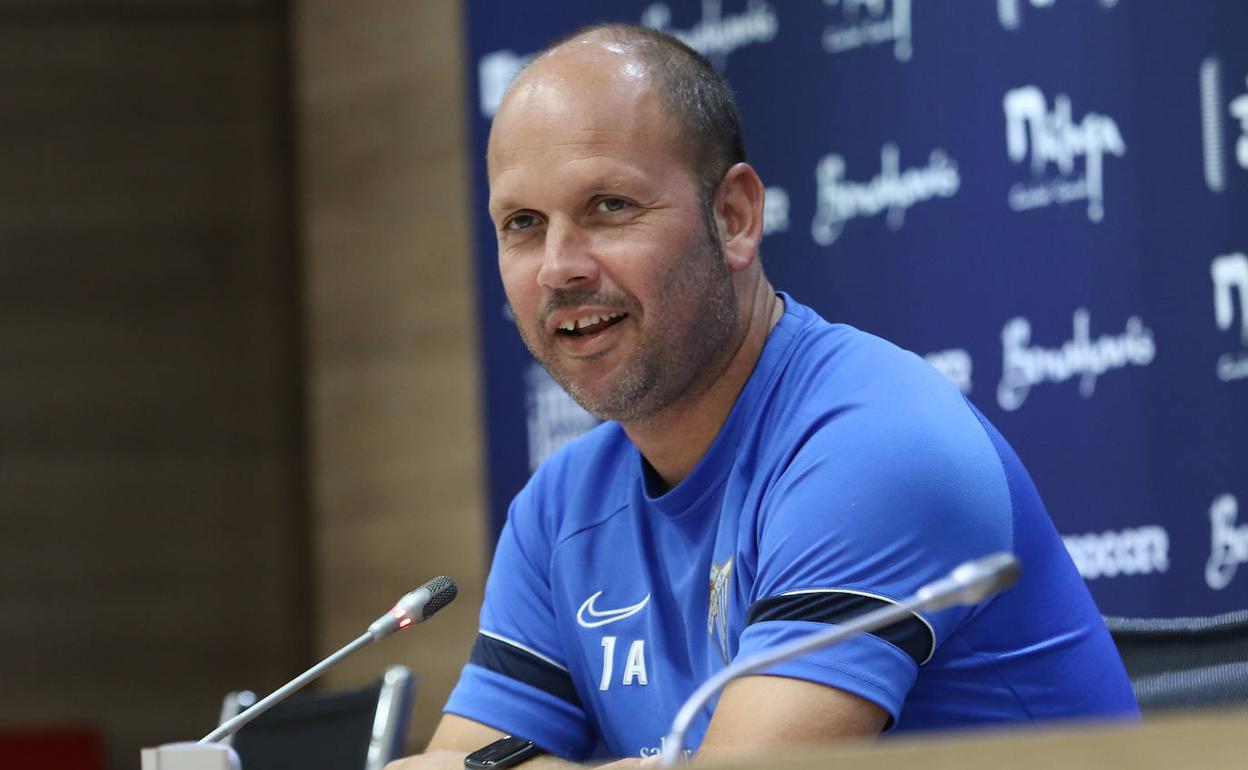 El entrenador del Málaga, José Alberto López, este viernes en la sala de prensa de La Rosaleda antes del partido contra el Oviedo.