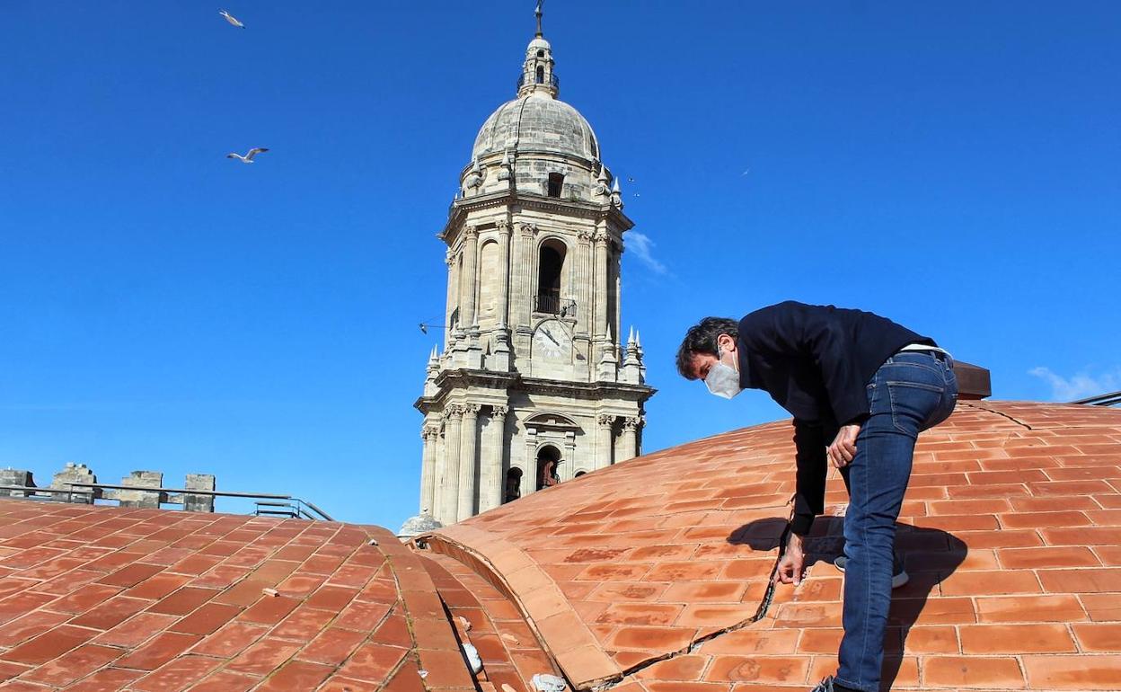 La grietas se han multiplicado en el recubrimiento de las bóvedas del templo. 