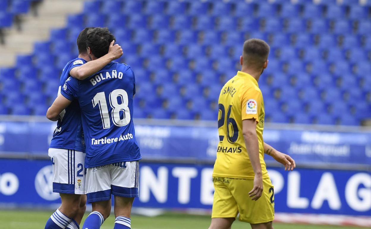 Christian Fernández felicita a Lucas Ahijado por su gol en el 1-0 de la pasada campaña, con Ismael en primer plano. 