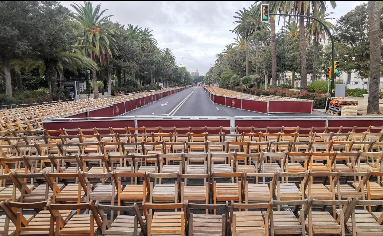 Sillas instaladas en el Paso del Parque.