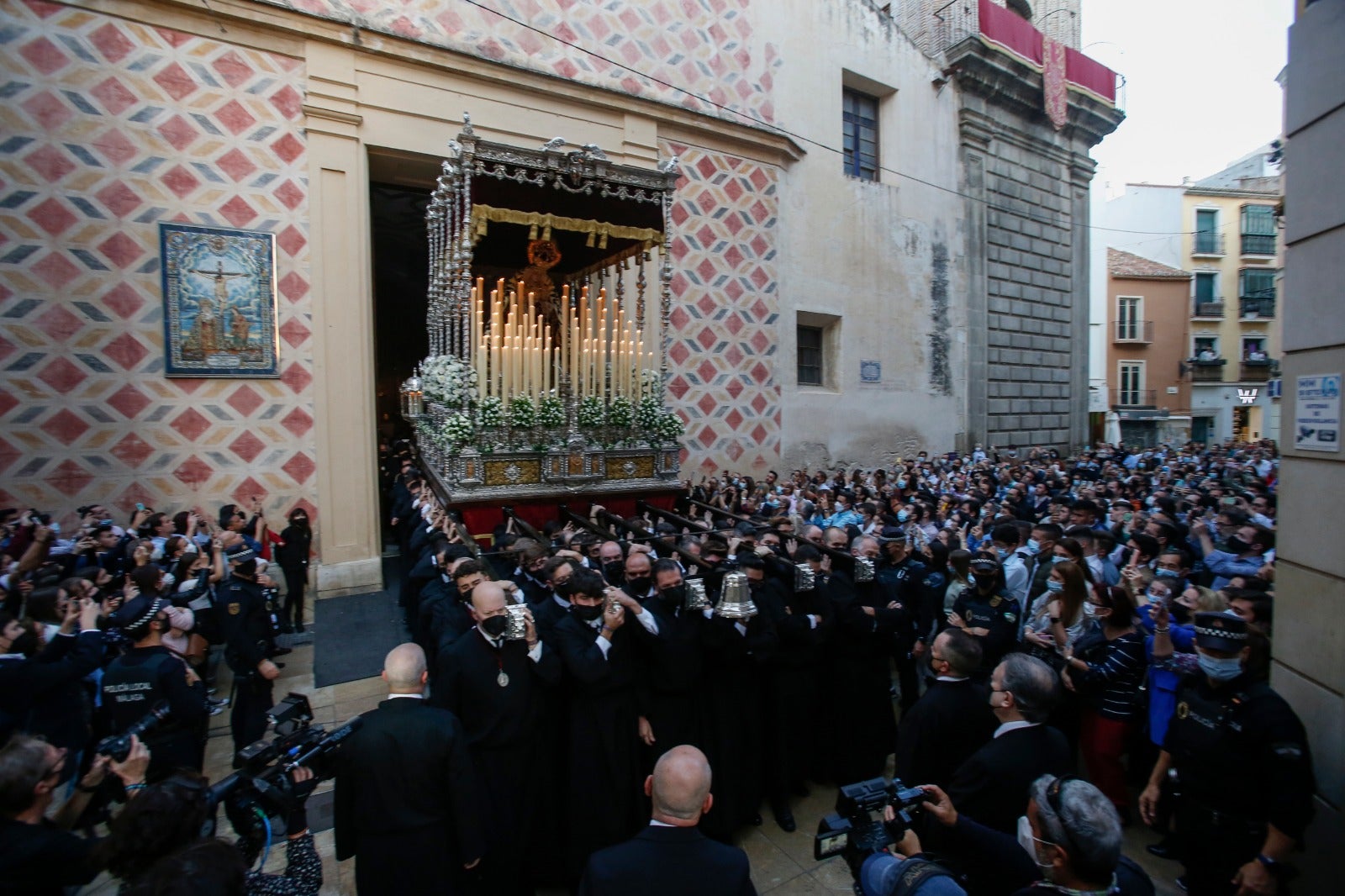 Dieciséis tronos recorren la ciudad para conmemorar el centenario de la Agrupación de Cofradías de Málaga en un evento histórico. En la imagen, Dolores de San Juan.