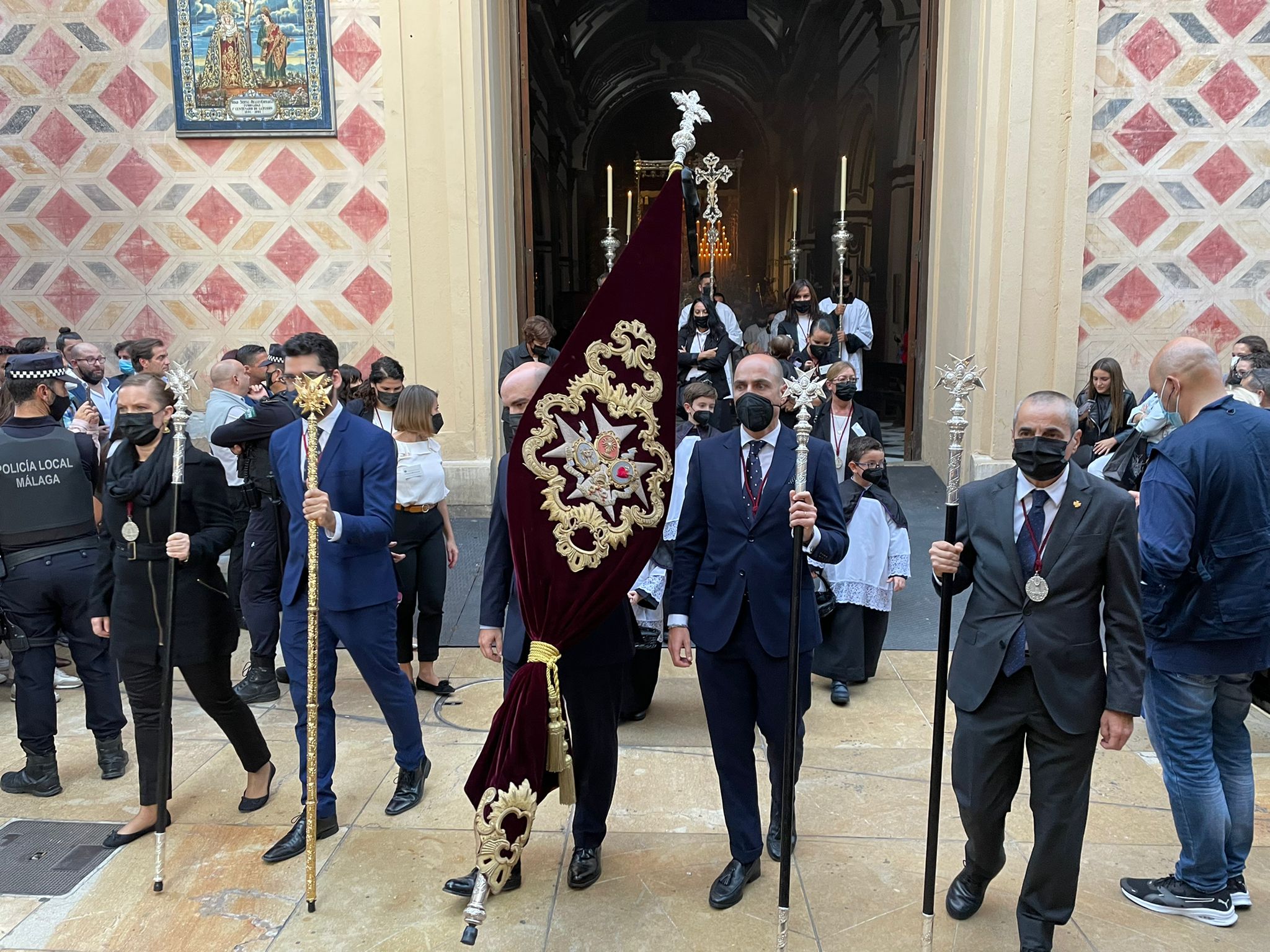 Dieciséis tronos recorren la ciudad para conmemorar el centenario de la Agrupación de Cofradías de Málaga en un evento histórico. En la imagen, Dolores de San Juan.